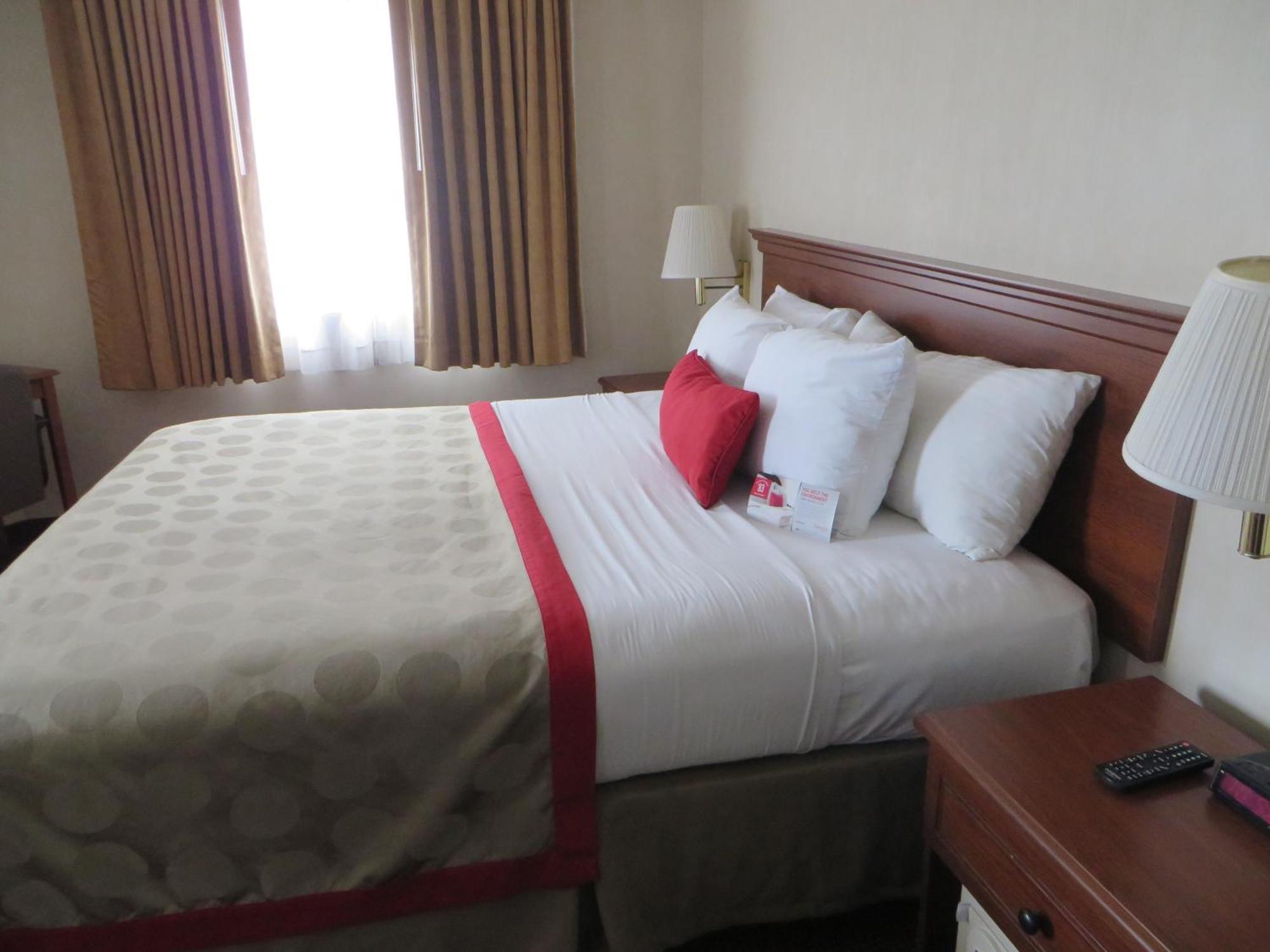 Ramada By Wyndham Hawthorne/Lax Hotel Room photo