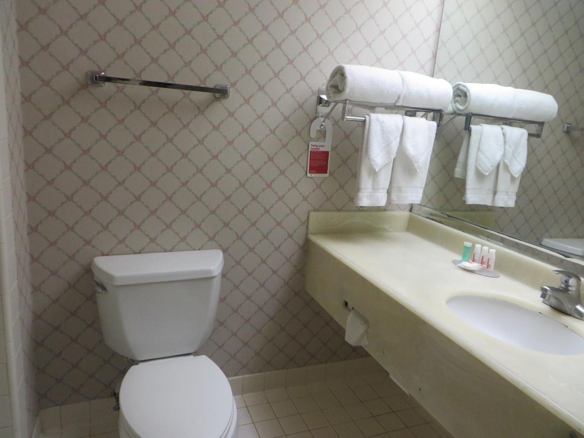 Ramada By Wyndham Hawthorne/Lax Hotel Room photo