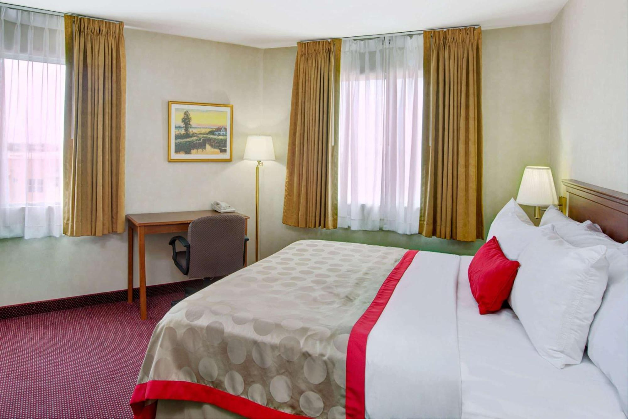 Ramada By Wyndham Hawthorne/Lax Hotel Exterior photo